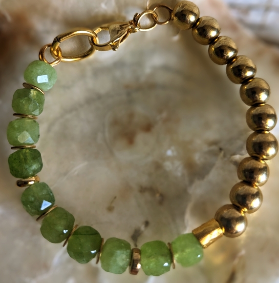 Natural Green Jade And Gold Beads In Half And Half Design Bracelet - Picture 2 of 5